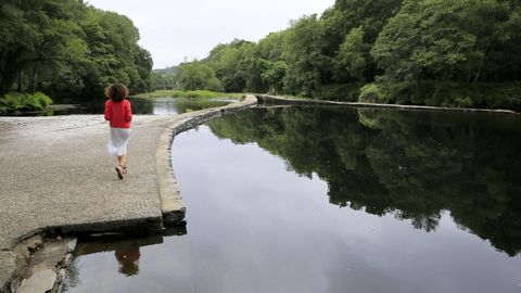 Club Fluvial de Begonte. Los vecinos del municipio y los socios pueden acceder gratis, mientras que los demás usuarios han de abonar 1,50 euros al día. Es un espacio especialmente cuidado que cuenta con un buen acceso de arena al agua, un cauce transparente y amplias zonas de sombra bajo las que disfrutar de una comida. Al lado hay además pistas deportivas y un chiringuito que abre desde las 12 de la mañana.