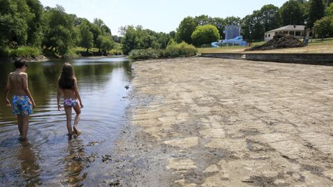 En el área recreativa de A Magadalena, en Vilalba, llevan a cabo estos días trabajos de limpieza del cauce