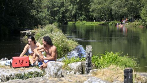 Santa Isabel: Es una de las áreas recreativas en las que es habitual ver a vecinos de Lugo y de otros municipios próximos. Ofrece zonas para tomar el sol, pero también sombras en las que cobijarse cuando el calor aprieta. Además, en el área fluvial hay merenderos, un amplio espacio para aparcamiento y el acceso al río es muy sencillo. Si a eso se le suma la belleza del entorno, la claridad del agua y el buen ambiente que suele predominar en el lugar, Santa Isabel se convierte en una referencia. Atendiendo a las recomendaciones por el coronavirus, en el área se ha acotado una zona próxima al río que tiene socorrista y en la que se regula el aforo a 40 personas.
