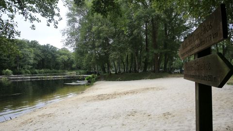 Club Fluvial de Begonte. Los vecinos del municipio y los socios pueden acceder gratis, mientras que los demás usuarios han de abonar 1,50 euros al día. Es un espacio especialmente cuidado que cuenta con un buen acceso de arena al agua, un cauce transparente y amplias zonas de sombra bajo las que disfrutar de una comida. Al lado hay además pistas deportivas y un chiringuito que abre desde las 12 de la mañana.