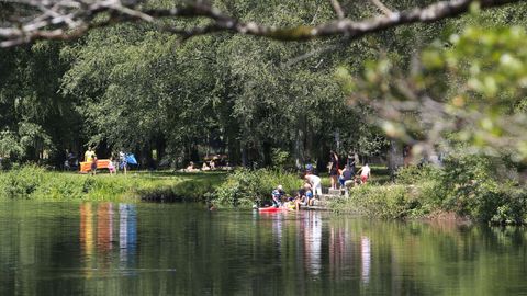Santa Isabel (Outeiro de Rei). Es una de las áreas recreativas en las que es habitual ver a vecinos de Lugo y de otros municipios próximos. Ofrece zonas para tomar el sol, pero también sombras en las que cobijarse cuando el calor aprieta. Además, en el área fluvial hay merenderos, un amplio espacio para aparcamiento y el acceso al río es muy sencillo. Si a eso se le suma la belleza del entorno, la claridad del agua y el buen ambiente que suele predominar en el lugar, Santa Isabel se convierte en una referencia. Atendiendo a las recomendaciones por el coronavirus, en el área se ha acotado una zona próxima al río que tiene socorrista y en la que se regula el aforo a 40 personas.