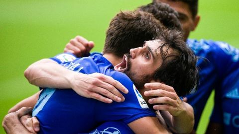 Arribas se abraza con Sangalli tras el segundo gol del Real Oviedo