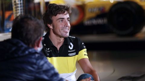El piloto Fernando Alonso este miércoles en la grabación de un documental en el museo que tiene en el municipio asturiano de Llanera