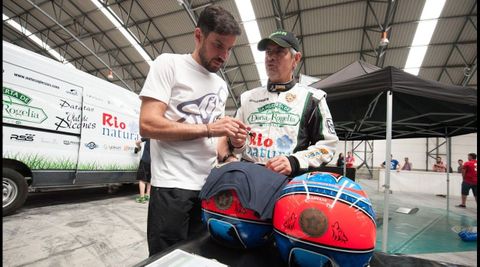 Los hermanos Vallejo en la asistencia de un rali
