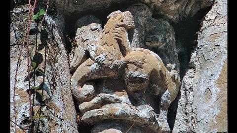 Basilisco en las ruinas del monasterio de San Pedro de Plecn, Alles (Peamellera Alta).