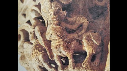 Un onocentauro, mitad hombre y mitad animal cuadrpedo. Capitel de la iglesia de Santa Mara de Villanueva de Teverga