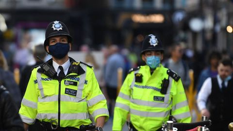 Agentes de polica patrullando por las calles del Reino Unido