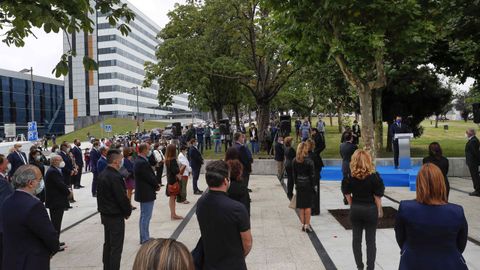 Minuto de silencio durante el acto en homenaje a las víctimas del coronavirus celebrado hoy viernes en las inmediaciones del Hospital Universitario Central de Asturias (HUCA)
