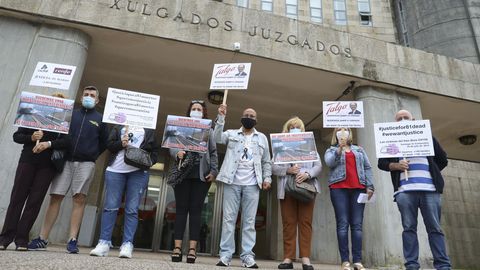 Una representación de las víctimas del accidente, en los juzgados de Santiago