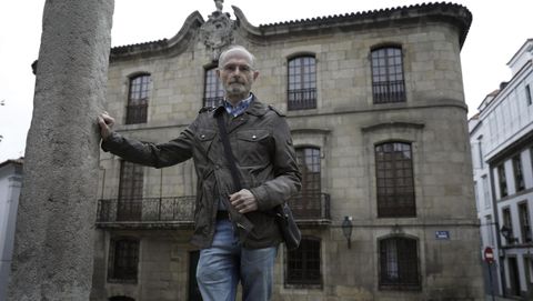 Vigo Trasancos, que en la imagen posa delante de la Casa Cornide, es experto en catalogación histórico artística
