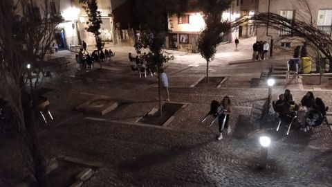 Los locales (en la imagen la plaza de San Marcial) se están adaptando con total normalidad al nuevo escenario marcado por el Concello. Y mientras se procede a retirar las terrazas los clientes apuran la velada