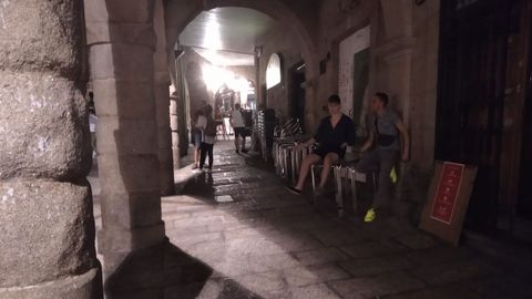 En la noche del viernes los establecimientos del entorno de la Praza do Trigo (en la imagen) y la de Los Suaves retiran las terrazas a las dos. La Policía Local recorre la zona