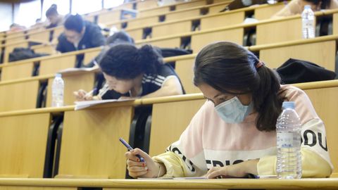 Alumnos examinándose de selectividad esta semana en la facultad de ADE de Lugo. ADE es una de las carreras con más tirón en Galicia. Es la que más plazas oferta (unas 780) y tiene unas 2.500 solicitudes