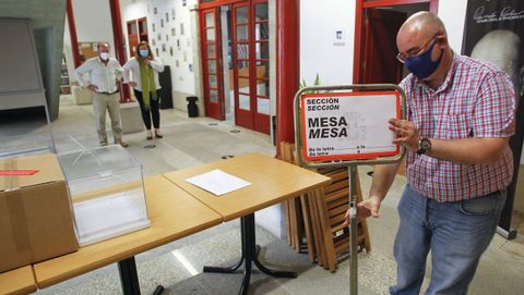 Preparativos de una instalación de una mesa electoral en el Torrente