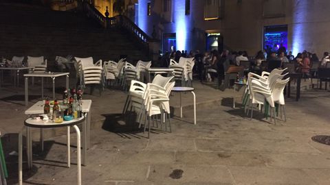 Nada más se cumplió la hora límite, los responsables de la terraza de la imagen, en la praza de San Martiño, informaron a los clientes de que tenían que retirar las mesas y sillas