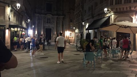 En la praza de Santa Eufemia se concentran varias locales de copas capital. Minutos antes de la una de la madrugada del viernes empezaron a avisar a sus clientes de la norma