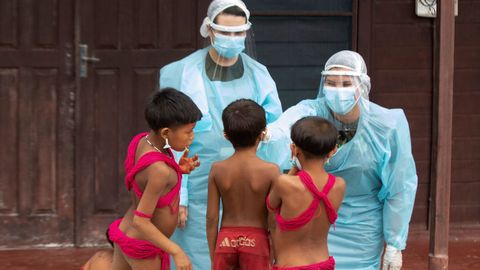 Dos medicos atienden a niños indígenas yanomamis