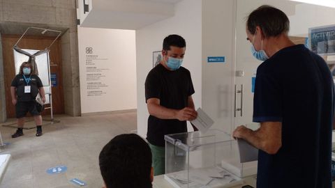 Ramón Fernández, candidato del BNG, votando en el Ateneo