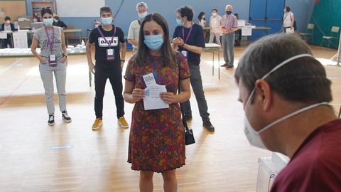 Saínza Ruíz, número cuatro de la lista de Galicia en Común, votó en el IES Catabois