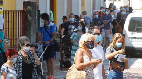 Colas para votar en el colegio electoral de la Casa da Mocidade de Narón