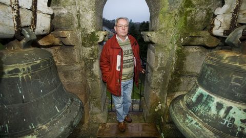 Julio López Allegue en una imagen tomada en el monumental campanario de la iglesia de Santa Mariña de Sillobre, entre las campanas a las que él tanto quería