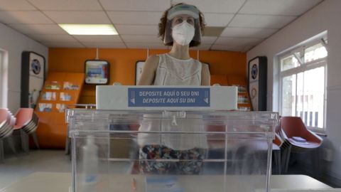 Seguridad en el Ohio gallego. La mesa de la Casa da Xuventude de Betanzos es la que más acierta los resultados y en esta ocasión deparó 226 para el PP, 86 para el BNG, 54 para el PSOE, 15 para Galicia en Común, 10 para VOX, 4 para Cs, 4 nulos, 2 en blanco y Pacma y Equo empataron con 1 voto