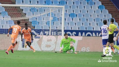 Samuel Obeng celebra su tanto al Zaragoza en la 19/20