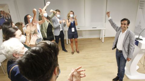 José Manuel Rey, festejando los resultados en la sede del partido en Ferrol