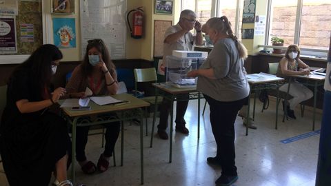 Un momento de la votaciones en una mesa instalada en el instituto Daviña Rey de Monforte