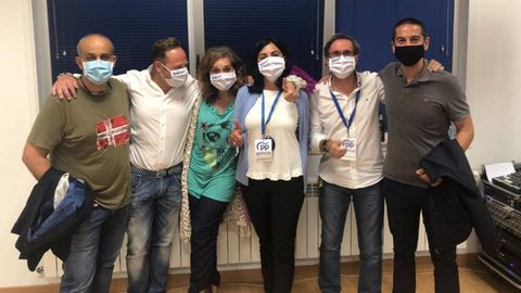 La noche electoral fue una fiesta en la sede del PP de Lugo por los buenos resultados obtenidos. En esta foto se ve a Elena Candia, fotografiada con parte del equipo de campaña que trabajó con ella en estas elecciones, del que también forma parte el alcalde de Friol y Fernando Rois.