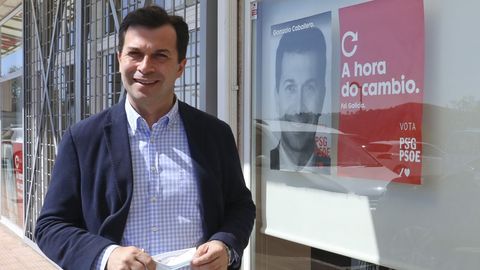 Gonzalo Caballero delante de un cartel electoral de su campaña