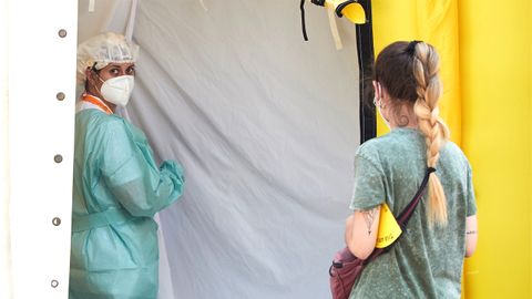Una enfermera y una paciente entran en el hospital de campaña de Lérida