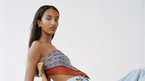 Uno de los looks de la nueva colección de Zara con pañuelo a modo de top