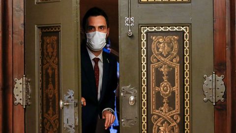 El presidente del Parlament, Roger Torrent, a su llegada a la declaración institucional que ha realizado sobre el espionaje al que fue sometido