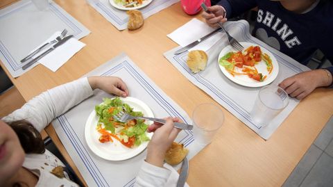 Foto de archivo de un comedor escolar. Con la normativa de la Xunta, esta imagen será imposible porque hay dos alumnos enfrentados a menos de 1,5 metros de distancia