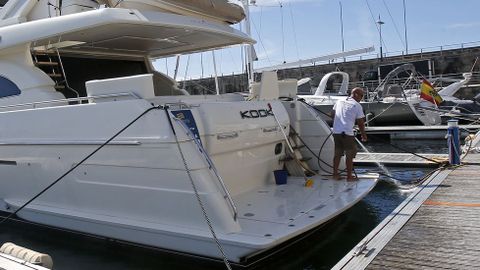Yate de lujo que alquila Servinauta