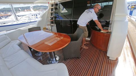 Yate de lujo que alquila Servinauta