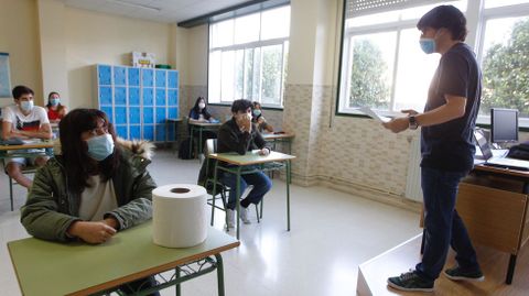 Imagen de archivo de las clases de preparación a la selectividad en el instituto Armando Cotarelo Valedor (Vilaxoán) con distancia de seguridad y mascarilla