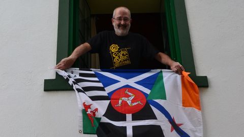 Marías, gaiteiro, coa bandeira do Mundo Celta, fotografado hai uns días pola súa sobriña