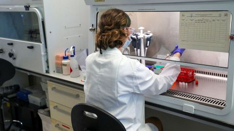 Una científica trabaja en la vacuna contra el coronavirus que desarrolla la Universidad de Oxford