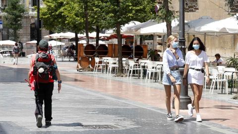 Un peregrino con mascarilla en el centro de Oviedo