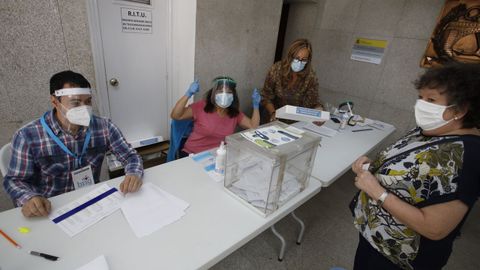 Una mesa electoral de Lugo, el pasado 12J