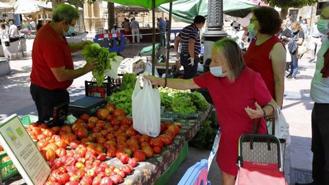 Dos mujeres compran fruta y verdura en el mercado de El Fontán en Oviedo