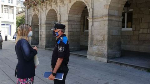 Lara Méndez junto al inspector de la Policía Local de Lugo, Jesus Piñeiro, frente al Concello