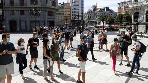 Un grupo de turistas con mascarilla en el centro de Oviedo
