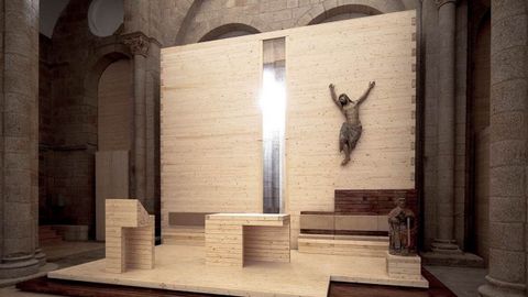 Altar provisional construído en madera con un Cristo e instalado en la catedral de Santiago