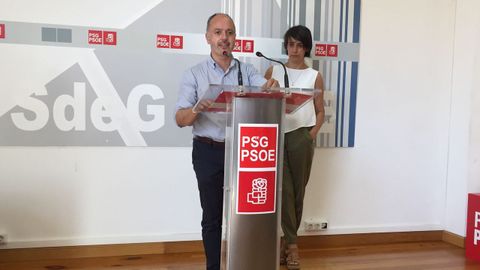 El secretario provincial del PSdeG en la provincia de Pontevedra, David Regades, y la coordinadora de campaña, Paula Fernández