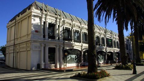 Kiosco Alfonso. Solo está intacto respecto al original el exterior. En el centro de A Coruña también proyectó la casa Molina o el Cine Avenida