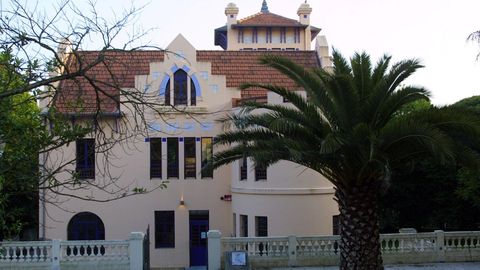 Chalé Rialeda. Se salvó, y es la Biblioteca Municipal de Oleiros