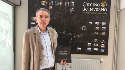 José Manuel Ortigueira diante dun paneis da exposición sobre o Camiño de Inverno
